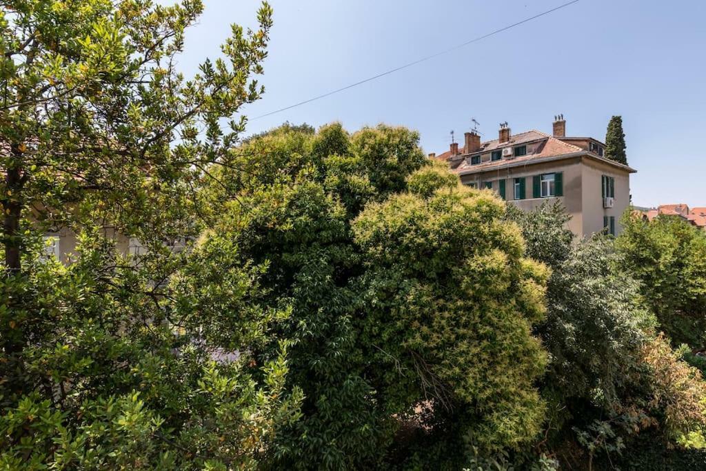 Central Garden View Home Split Exterior photo